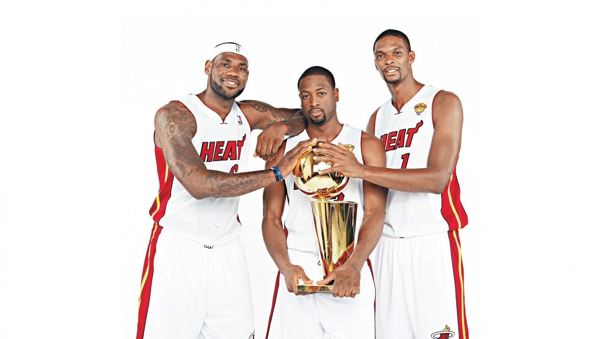 三载磨砺终成王!詹姆斯率队创纪录,西班牙球迷沸腾,他属于伯纳乌!